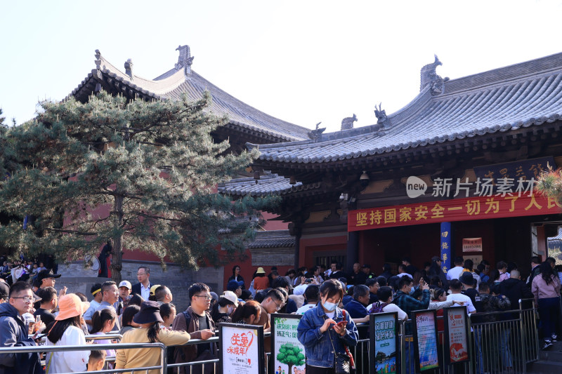 山西大同华严寺爆满各地游客人山人海的盛景