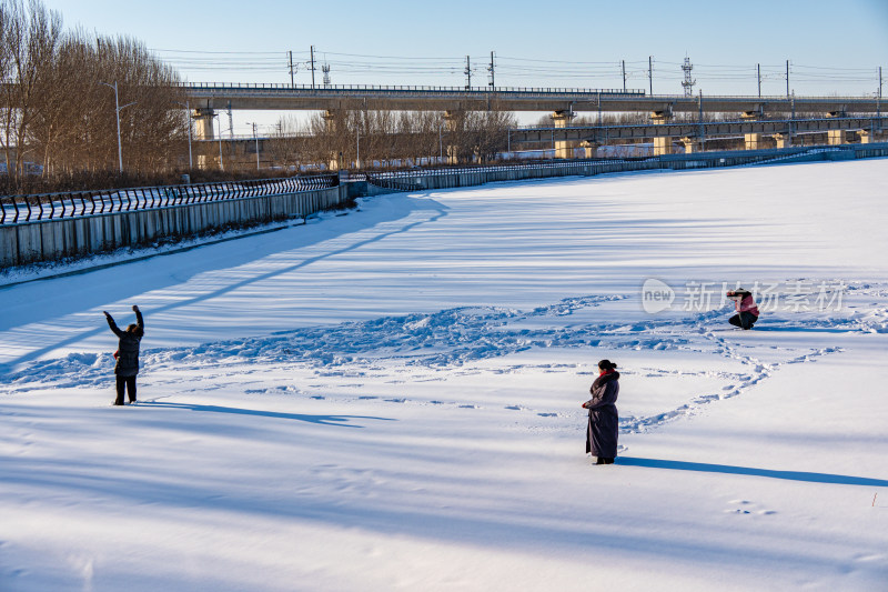 丁香湖公园内人们玩雪橇的欢乐场景