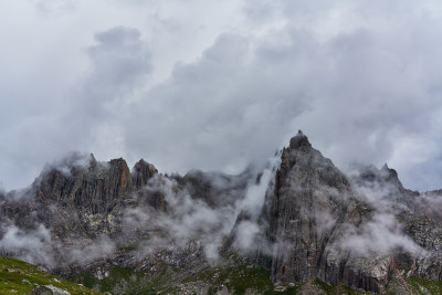 云海中的山峰