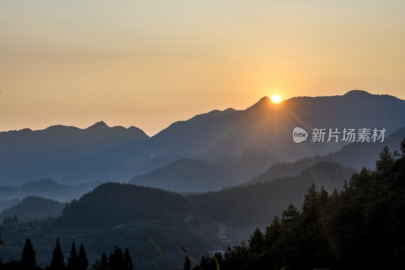 重庆酉阳：“睡佛”山下耶酥光