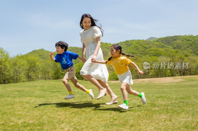 年轻妈妈带着孩子们郊游