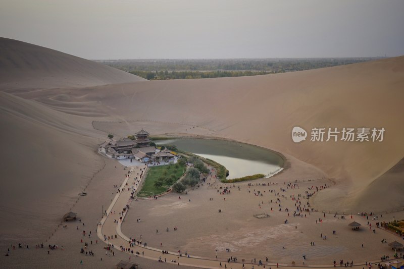 甘肃敦煌，鸣沙山月牙泉