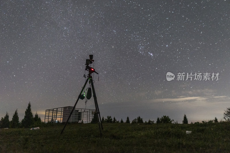 户外三脚架上的星空拍摄设备夜景