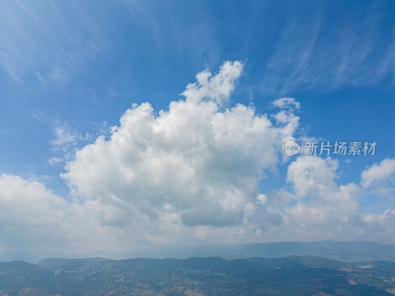 航拍蓝天白云下的山脉自然风光