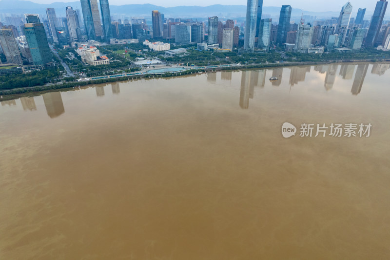 江西南昌赣江岸边城市建设风光