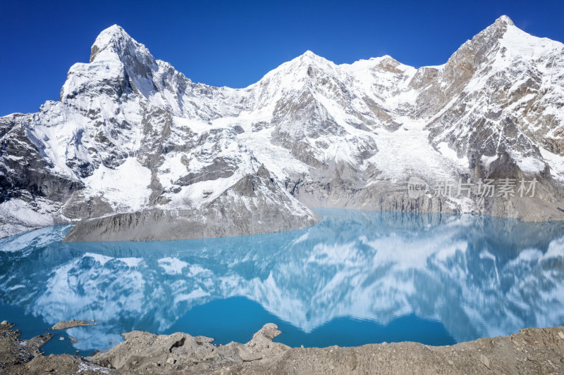 希夏邦马徒步中的喜马拉雅山脉雪山与湖泊