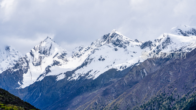 四川阿坝的地标雪山四姑娘山