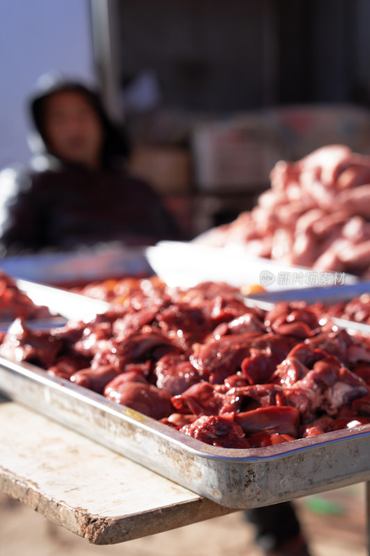 市场摊位售卖的新鲜肉类