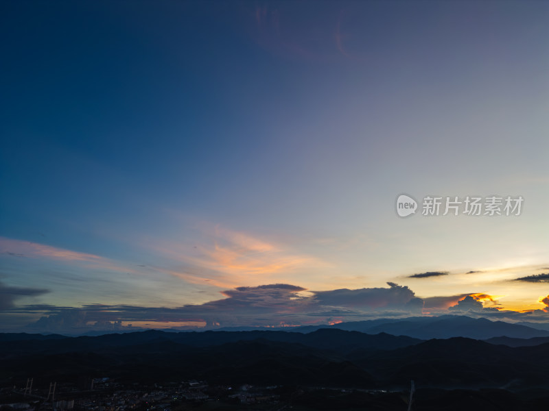 航拍夕阳余晖下的乡村田野