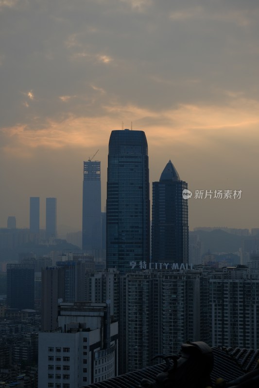 城市黄昏下的高楼大厦全景景象