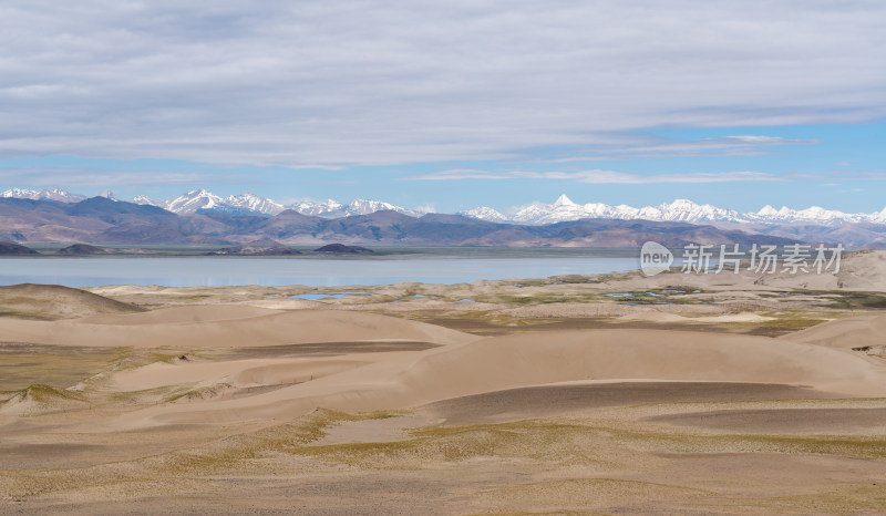 西藏帕羊乡的沙漠湖泊和雪山