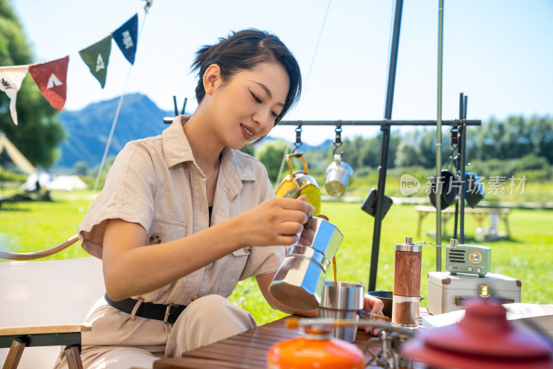 女孩坐天幕下煮咖啡