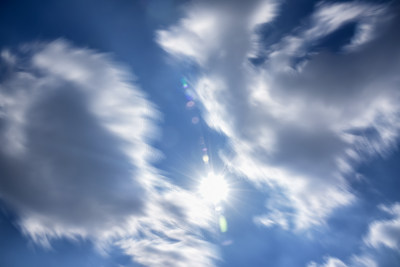 夏天太阳当空照晴朗天气烈日炎热