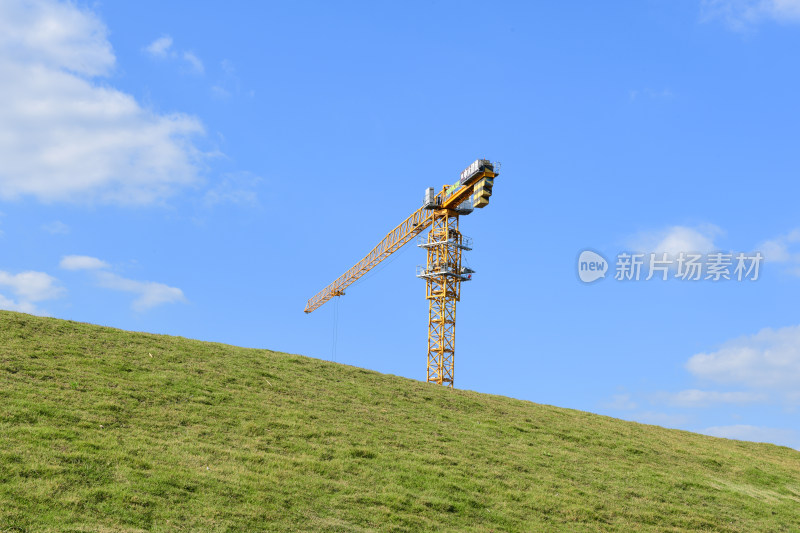 起重机吊塔蓝天背景