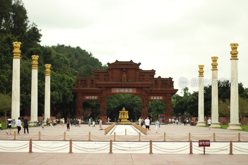 中式牌坊广场游客景象