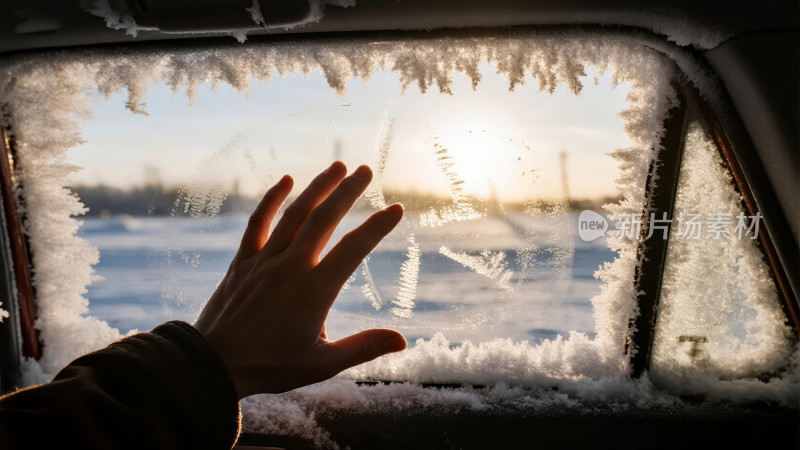 手触摸结霜车窗的冬季与思念情感背景