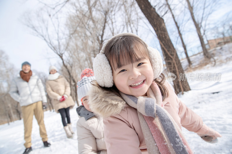 欢乐家庭在雪地上玩雪橇