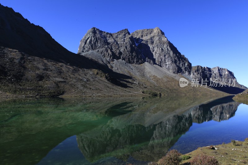 高山与倒影