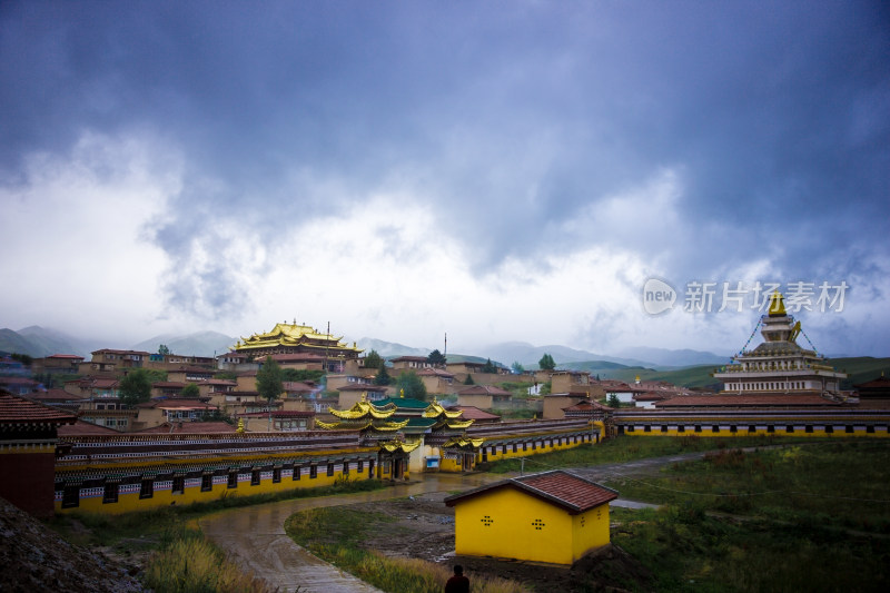 阿坝郎依寺早晨阳光