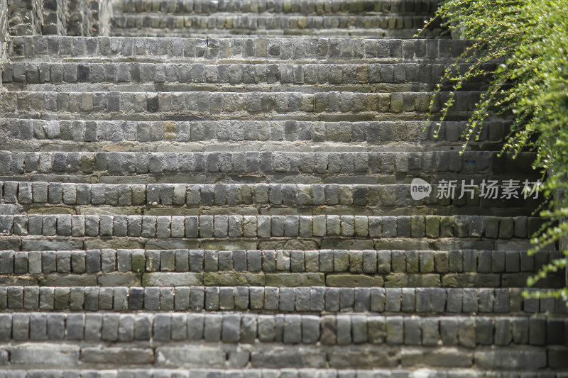 古朴青砖石阶特写