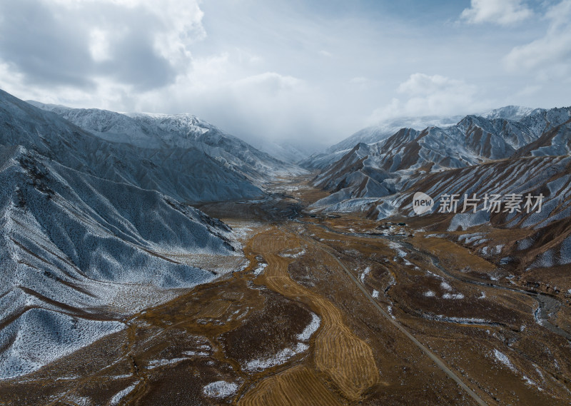 航拍青海德马高速旁的巴颜喀拉山谷