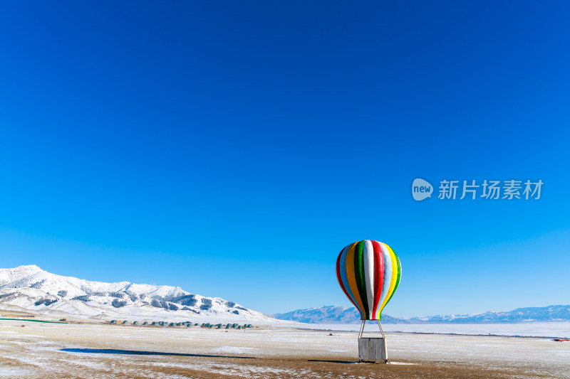 新疆冬季赛里木湖雪景雪山冰湖蓝冰日照金山