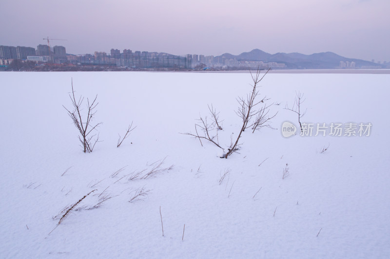 黄昏时大连西山水库雪景