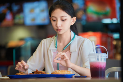 在商场快餐厅大吃特吃的中国可爱少女人像