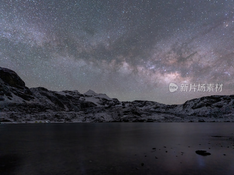 西藏嘎玛沟措学仁玛银河与雪山湖泊的夜色