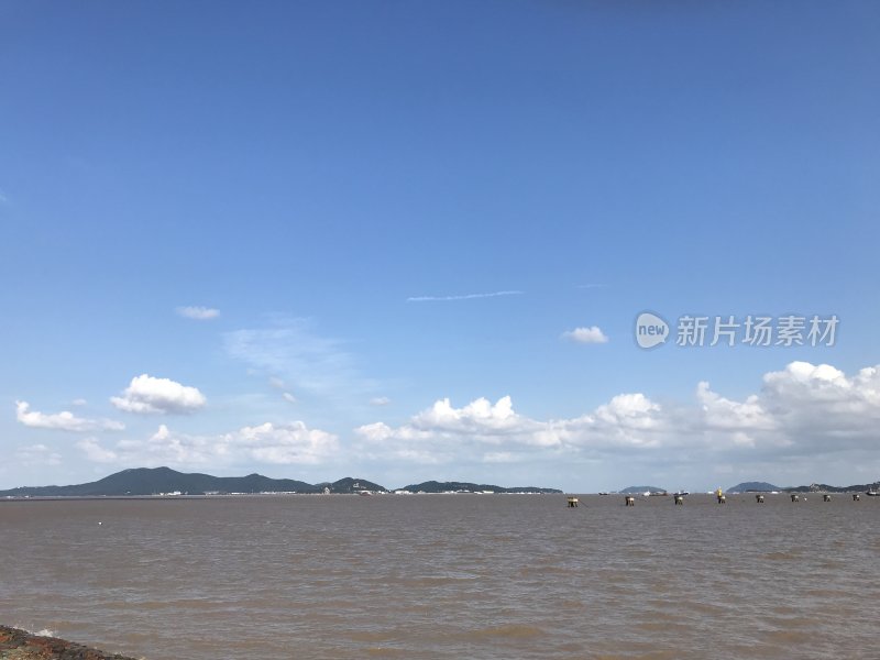 实拍浙江舟山海上天空蓝天白云