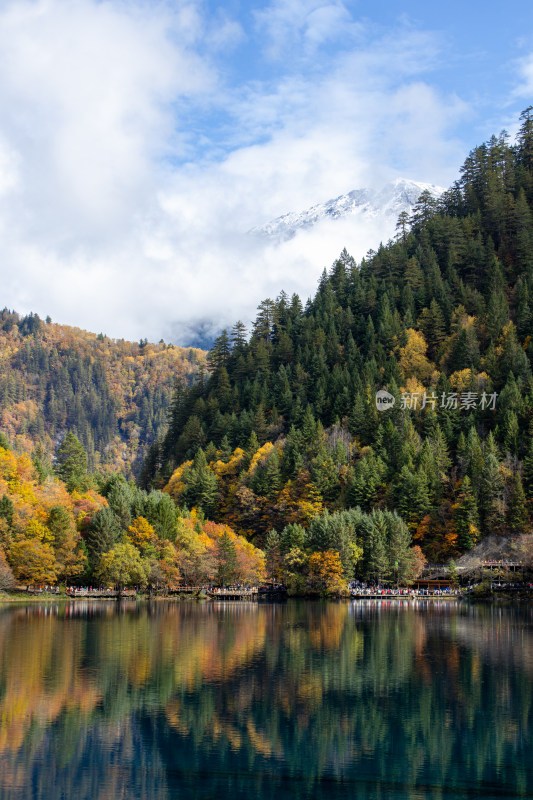 九寨沟秋色，五花海彩林层林尽染湖光山色