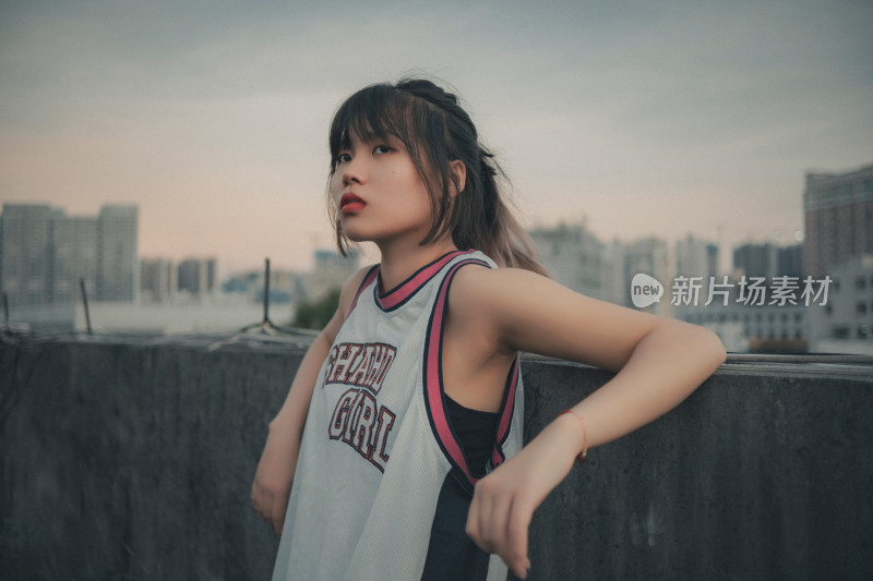 站在天台上的少女