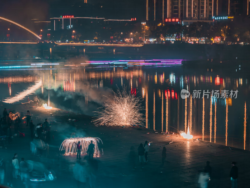 城市江畔璀璨夜景与烟花共舞