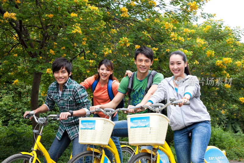 年轻大学生在校园里骑车