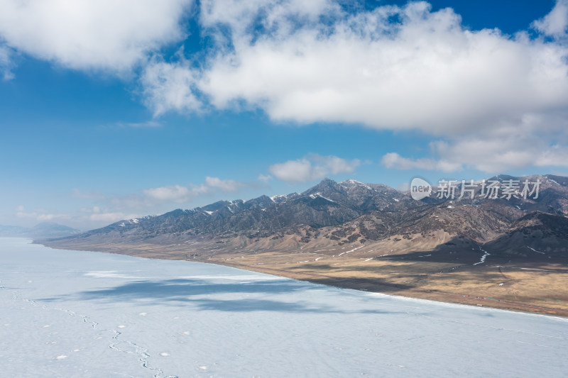 雪后冰封湖泊新疆塞里木湖