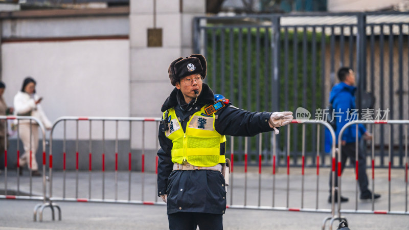 穿制服的警察在街边指挥交通