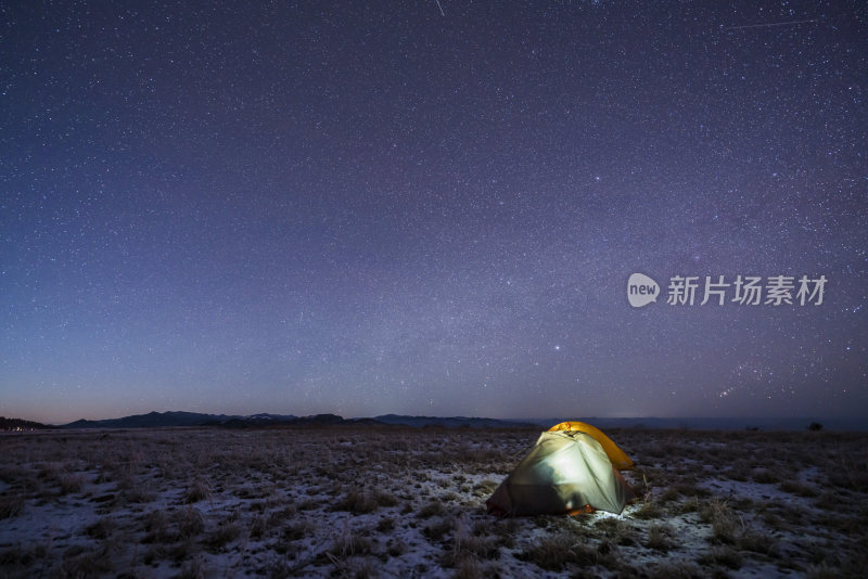 野外露营帐篷夜景星空璀璨画面