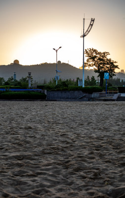 青岛小鱼山第一海水浴场汇红瓦绿树碧海蓝天