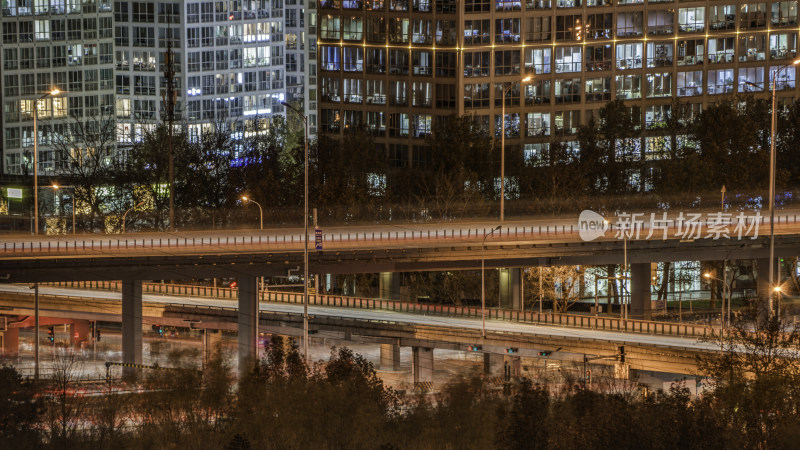 夜晚城市中灯火通明的立交桥