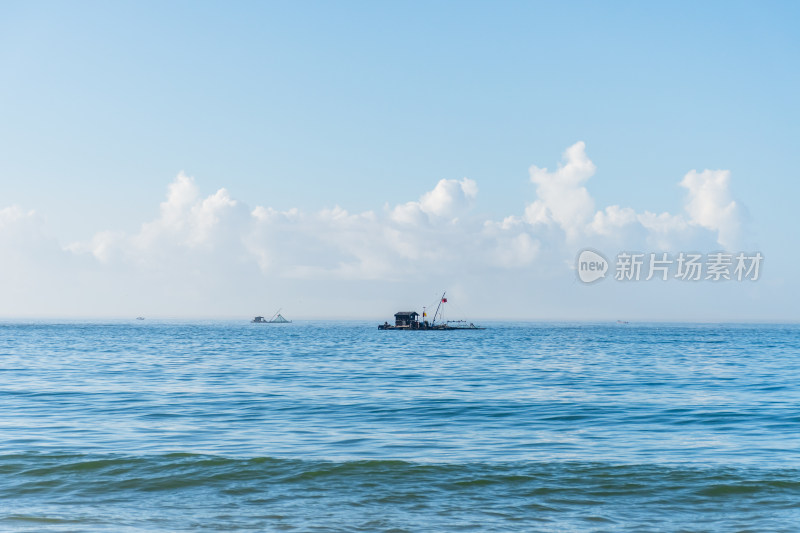 东山岛海上船只与蓝天白云风景