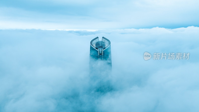 云层之上的武汉中心大厦穿云