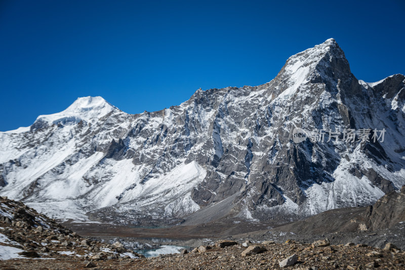 西藏古尔卡波日峰与摩拉门青峰