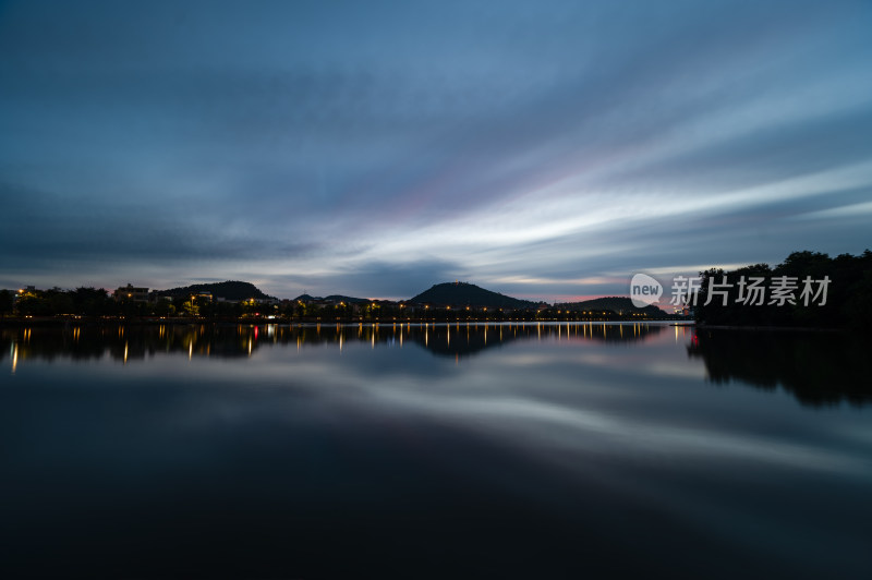 顺峰山夜景山水画