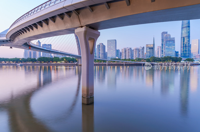 广州珠江海心桥与珠江新城高楼建筑黄昏景色