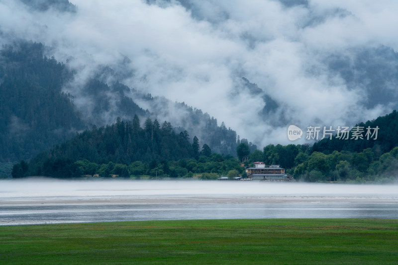雨雾朦胧的波密古乡湖风景