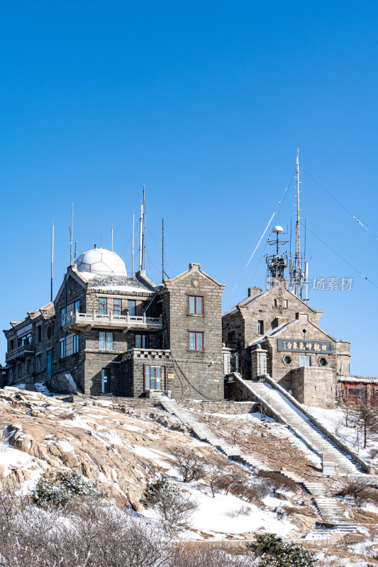 春雪后的泰安泰山风景区自然风光景点景观