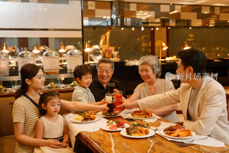 幸福家庭在餐厅用餐