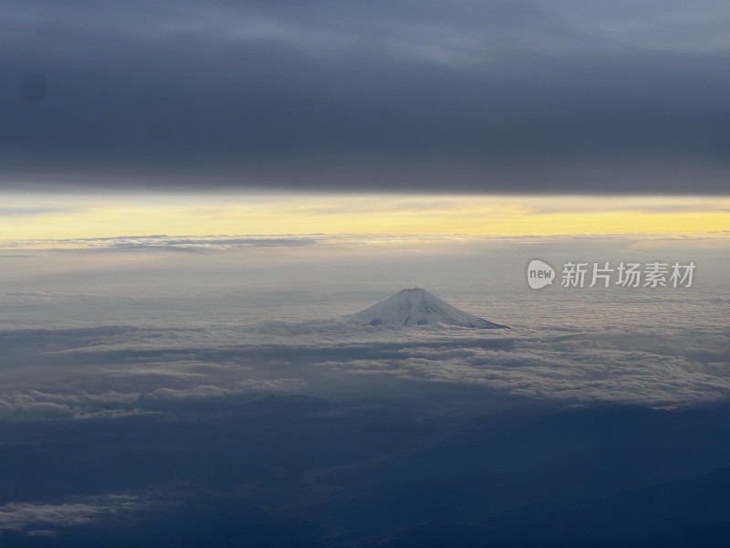 飞机上航拍云端耸立的日本富士山