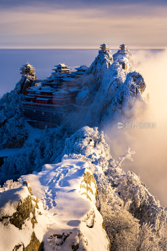 河南老君山清晨雪后云海日出航拍