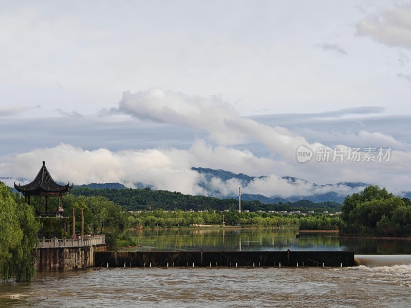 湖边中式凉亭山水景观